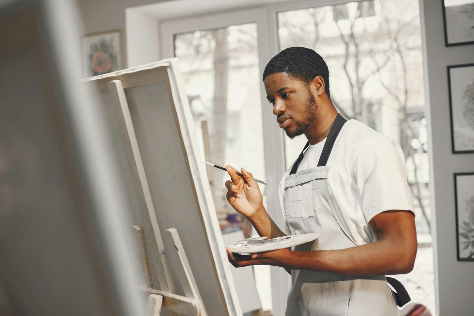 Spazio di lavoro creativo con materiali per concept art e strumenti digitali